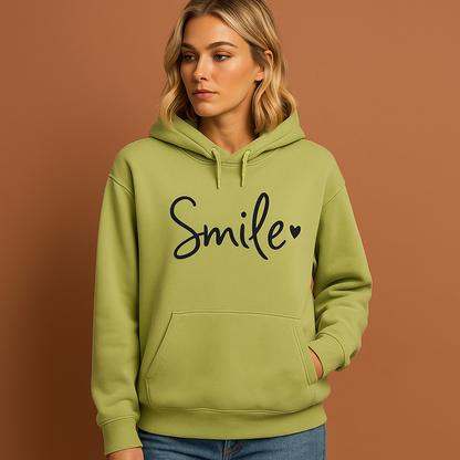 Smile-Love hoodie voor dames in groen met zachte pasvorm en vrolijk ontwerp voor dagelijks comfort.