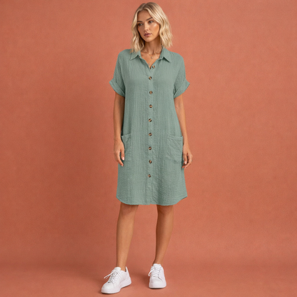 Groene casual hemdjurk voor dames met knoopsluiting en luchtige pasvorm, ideaal voor zomerse dagen.
