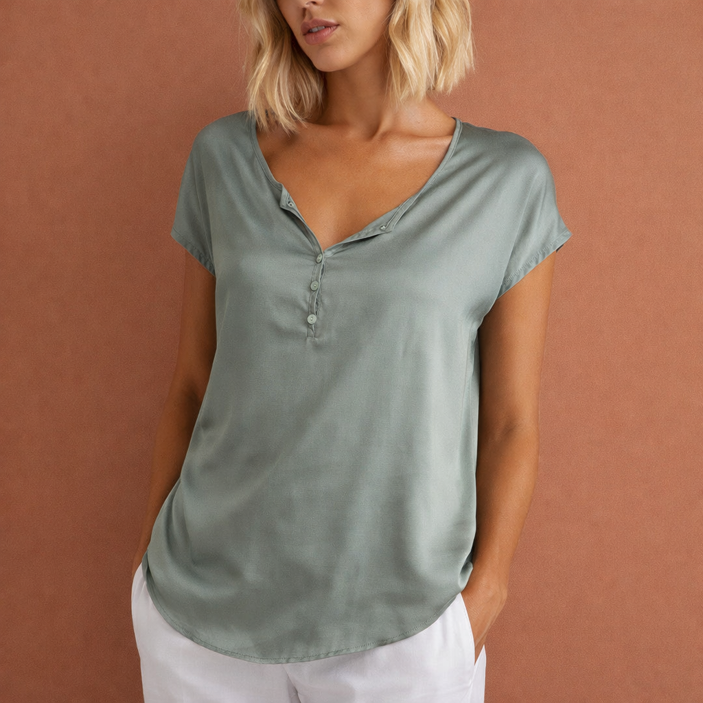 V-hals zomertop in groen met minimalistisch design, zacht en comfortabel voor casual en stijlvolle outfits.