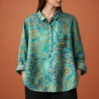 Dames blouse in groen met minimalistisch design, zacht en comfortabel voor casual en stijlvolle outfits.