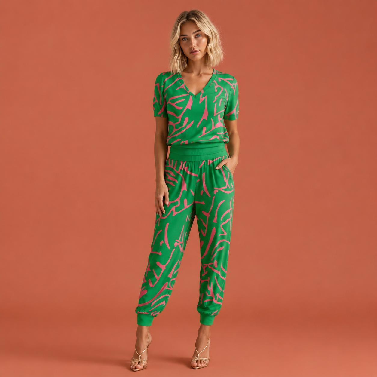 Dames jumpsuit in groen met minimalistisch design, zacht en comfortabel voor casual en stijlvolle outfits.