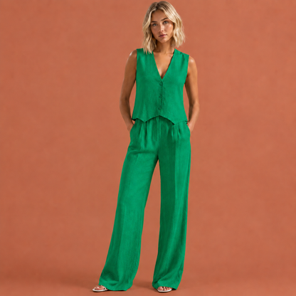 Dames linnen set in groen met minimalistisch design, zacht en comfortabel voor casual en stijlvolle outfits.