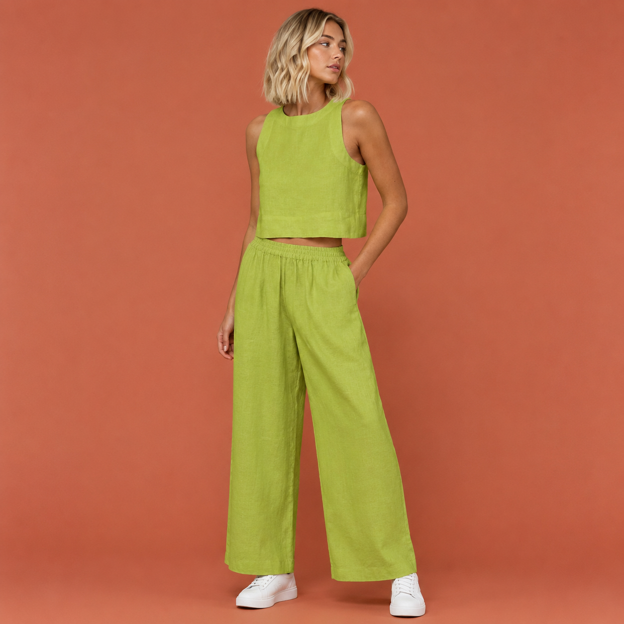Dames linnen set in groen met minimalistisch design, zacht en comfortabel voor casual en stijlvolle outfits.