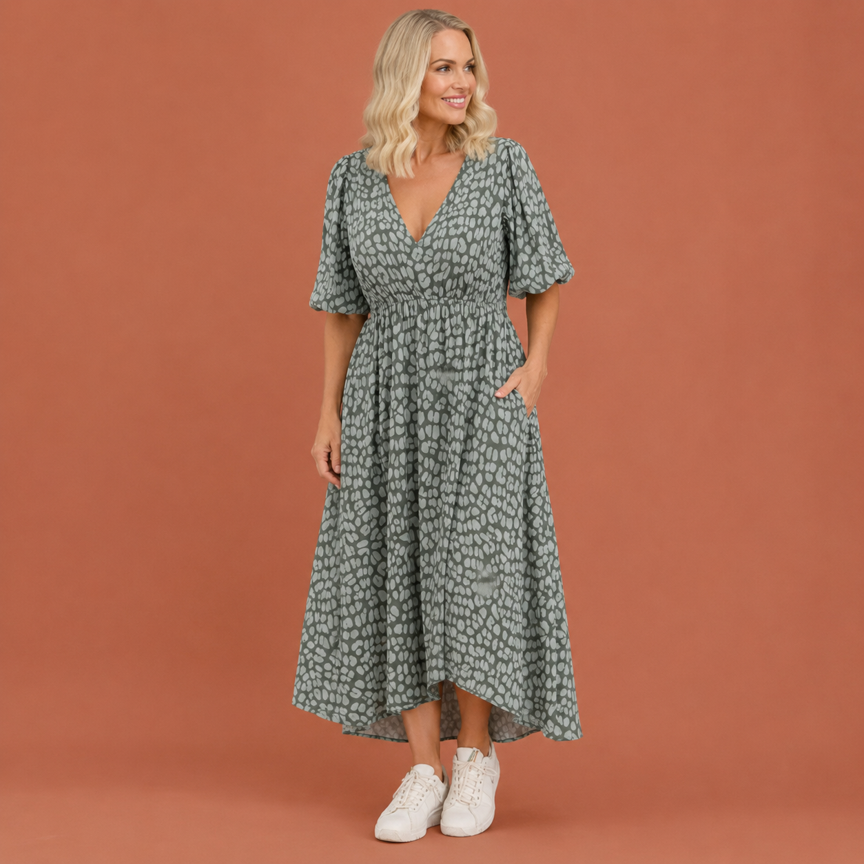 Dames linnen zomerjurk in groen met minimalistisch design, zacht en comfortabel voor casual en stijlvolle outfits.