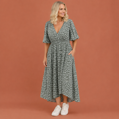 Dames linnen zomerjurk in groen met minimalistisch design, zacht en comfortabel voor casual en stijlvolle outfits.