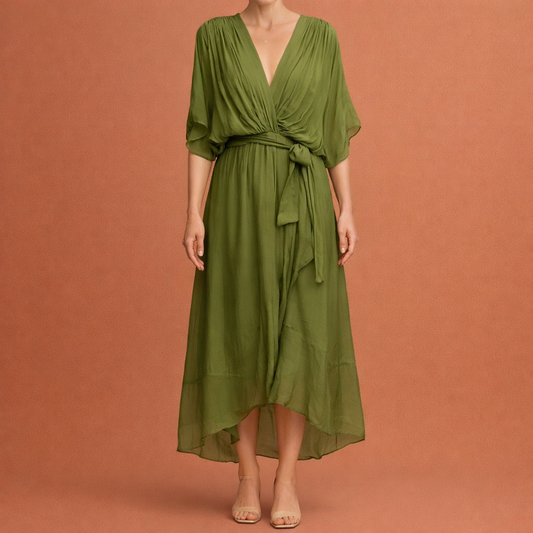 Dames maxi jurk in groen met minimalistisch design, zacht en comfortabel voor casual en stijlvolle outfits.