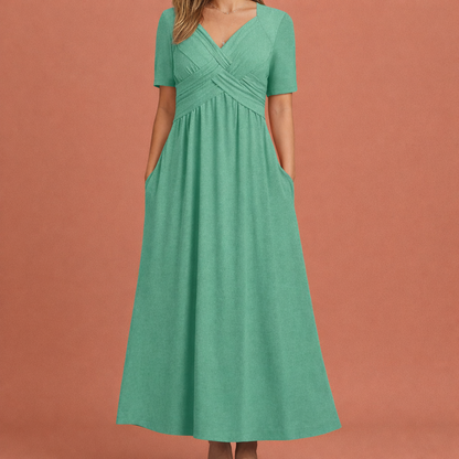 Dames maxi zomerjurk in groen met minimalistisch design, zacht en comfortabel voor casual en stijlvolle outfits.