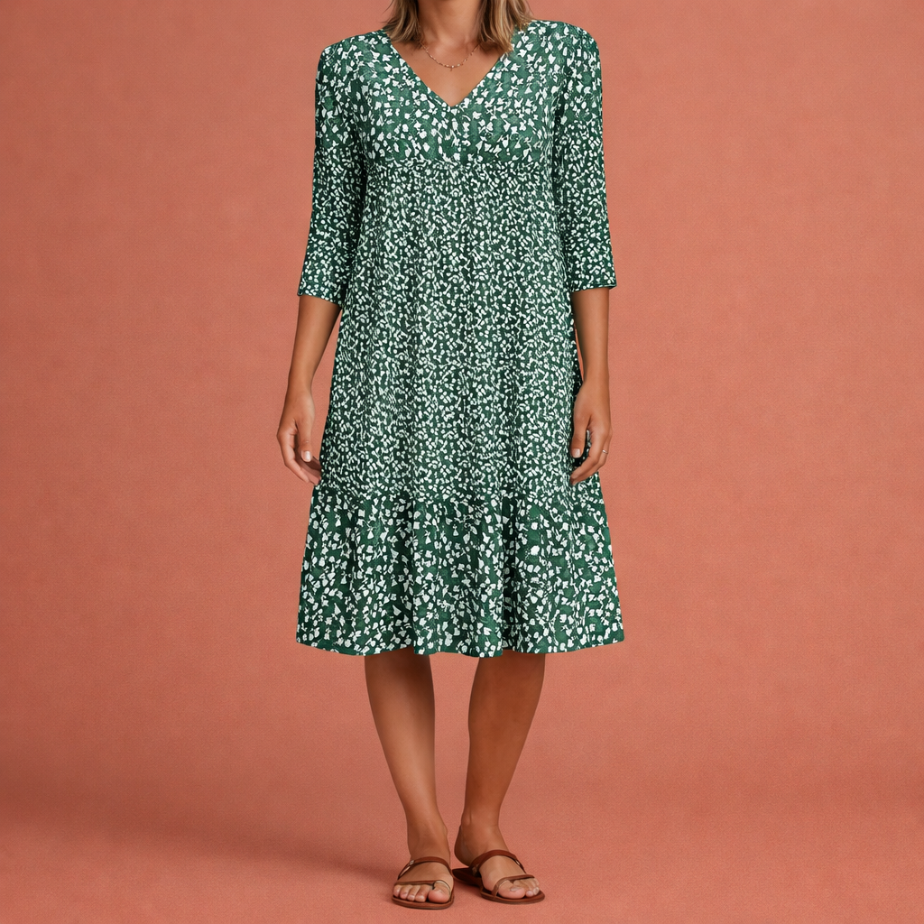 Dames midi jurk in groen met minimalistisch design, zacht en comfortabel voor casual en stijlvolle outfits.