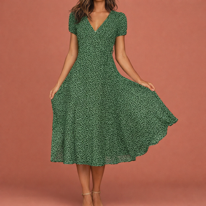 Dames midi jurk in groen met minimalistisch design, zacht en comfortabel voor casual en stijlvolle outfits.