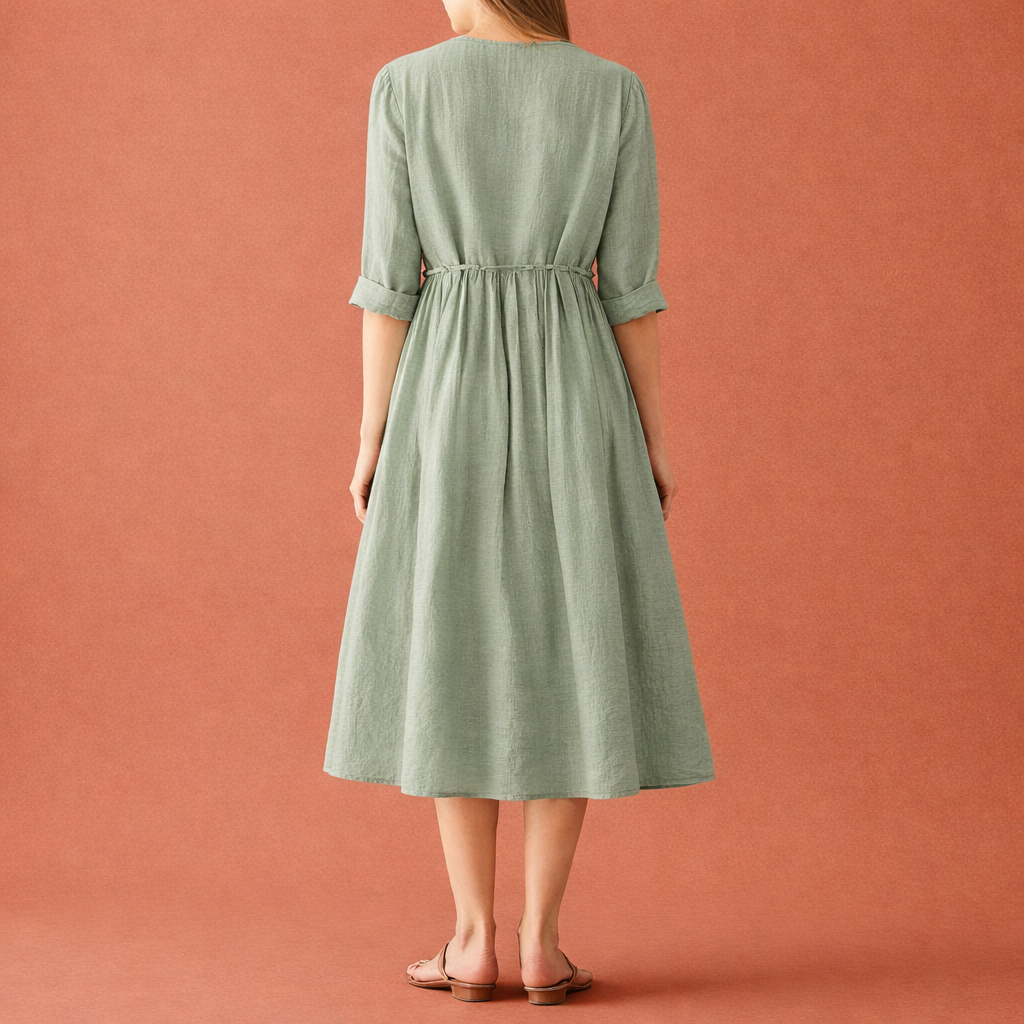 Dames midi jurk in groen met minimalistisch design, zacht en comfortabel voor casual en stijlvolle outfits.