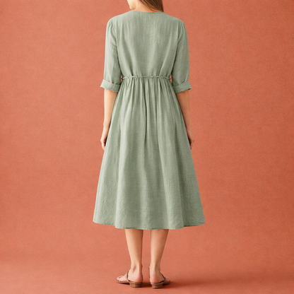 Dames midi jurk in groen met minimalistisch design, zacht en comfortabel voor casual en stijlvolle outfits.