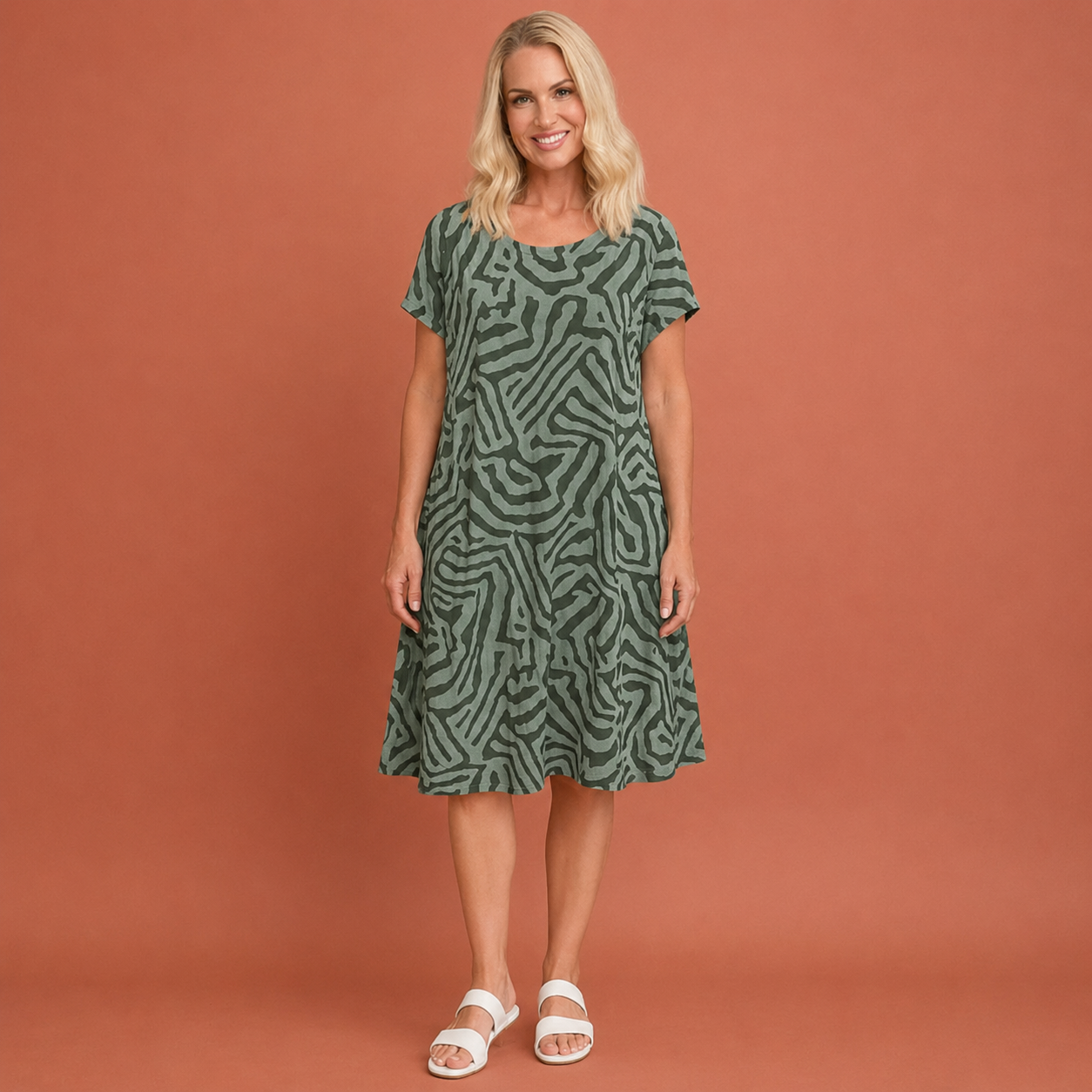 Dames midi jurk in groen met minimalistisch design, zacht en comfortabel voor casual en stijlvolle outfits.