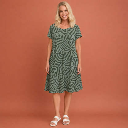 Dames midi jurk in groen met minimalistisch design, zacht en comfortabel voor casual en stijlvolle outfits.