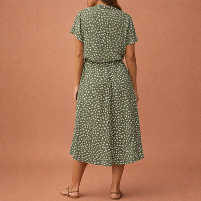 Dames midi jurk in groen met minimalistisch design, zacht en comfortabel voor casual en stijlvolle outfits.