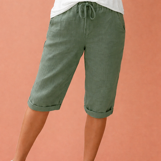 Dames shorts in groen met minimalistisch design, zacht en comfortabel voor casual en stijlvolle outfits.