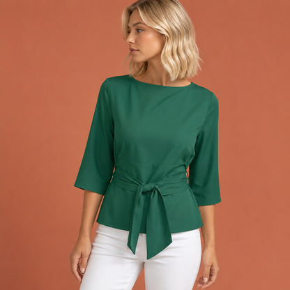 Dames top in groen met minimalistisch design, zacht en comfortabel voor casual en stijlvolle outfits.