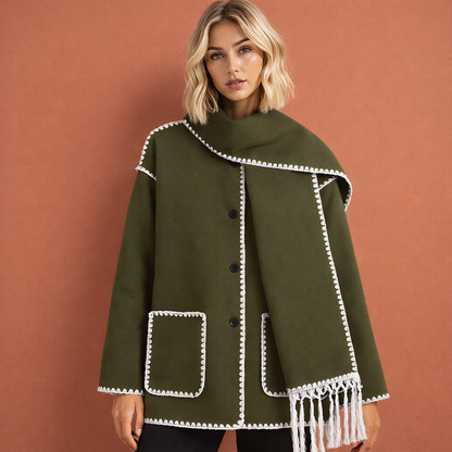 Groene elegante damesjas met ruime pasvorm en bijpassende sjaal, ideaal voor stijlvolle outfits tijdens koude dagen.