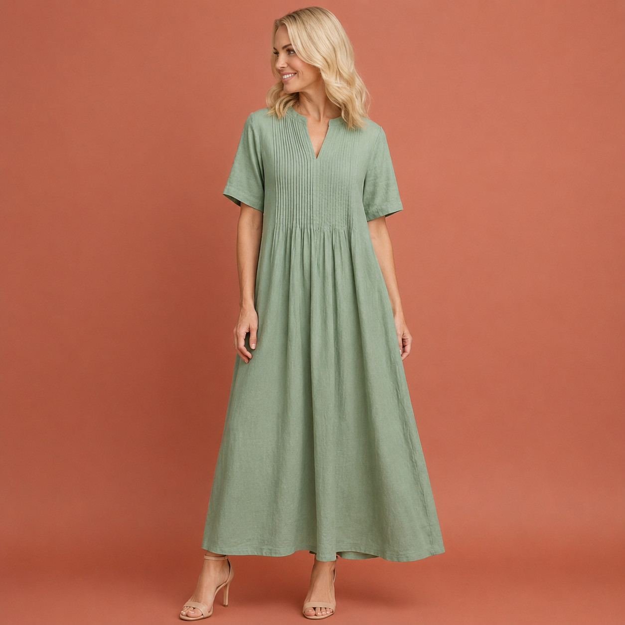 Dames jurk in groen met minimalistisch design, zacht en comfortabel voor casual en stijlvolle outfits.