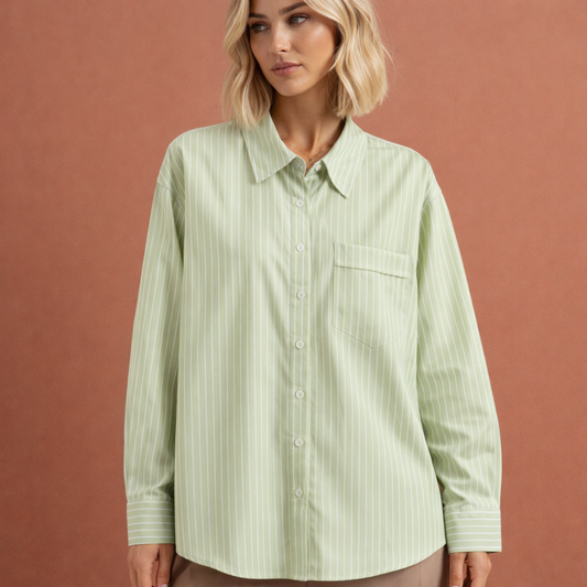 Dames gestreepte blouse in groen met minimalistisch design, zacht en comfortabel voor casual en stijlvolle outfits.