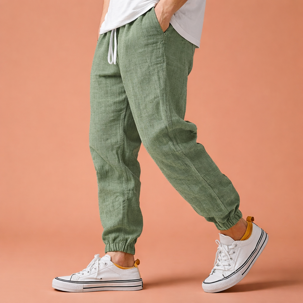 Heren broek in groen met minimalistisch design, zacht en comfortabel voor casual en stijlvolle outfits.