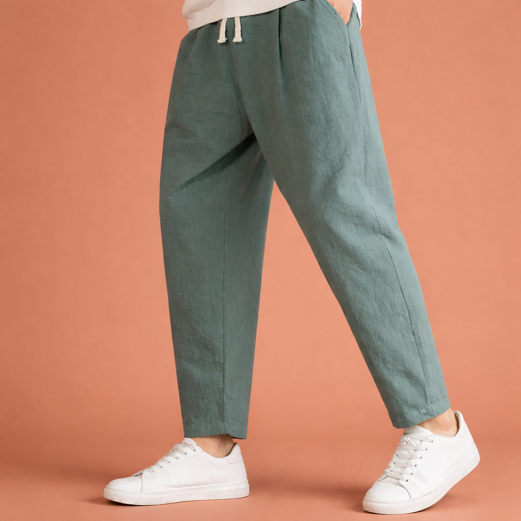 Heren broek in groen met minimalistisch design, zacht en comfortabel voor casual en stijlvolle outfits.