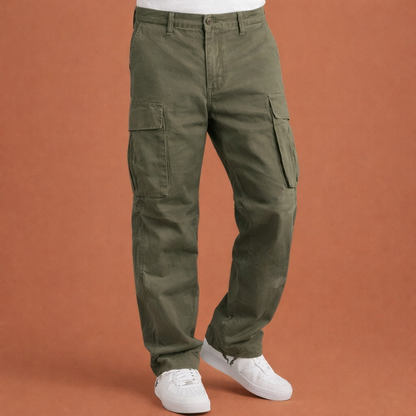 Heren cargo broek in groen met minimalistisch design, zacht en comfortabel voor casual en stijlvolle outfits.