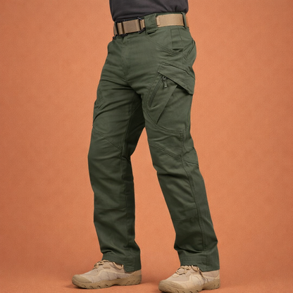 Heren cargo broek in groen met minimalistisch design, zacht en comfortabel voor casual en stijlvolle outfits.