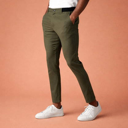 Heren chino broek in groen met minimalistisch design, zacht en comfortabel voor casual en stijlvolle outfits.