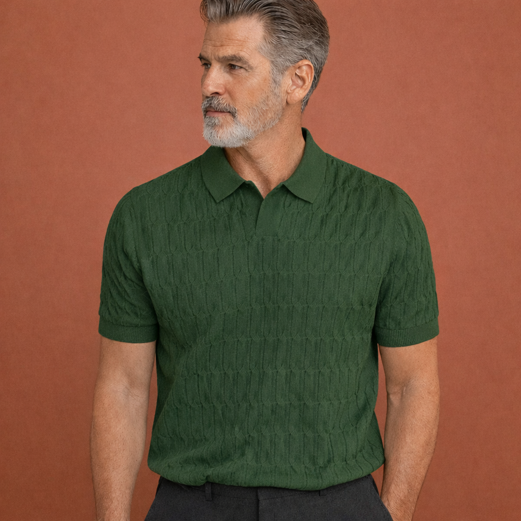 Heren polo in groen met minimalistisch design, zacht en comfortabel voor casual en stijlvolle outfits.