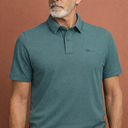 Heren polo in groen met minimalistisch design, zacht en comfortabel voor casual en stijlvolle outfits.