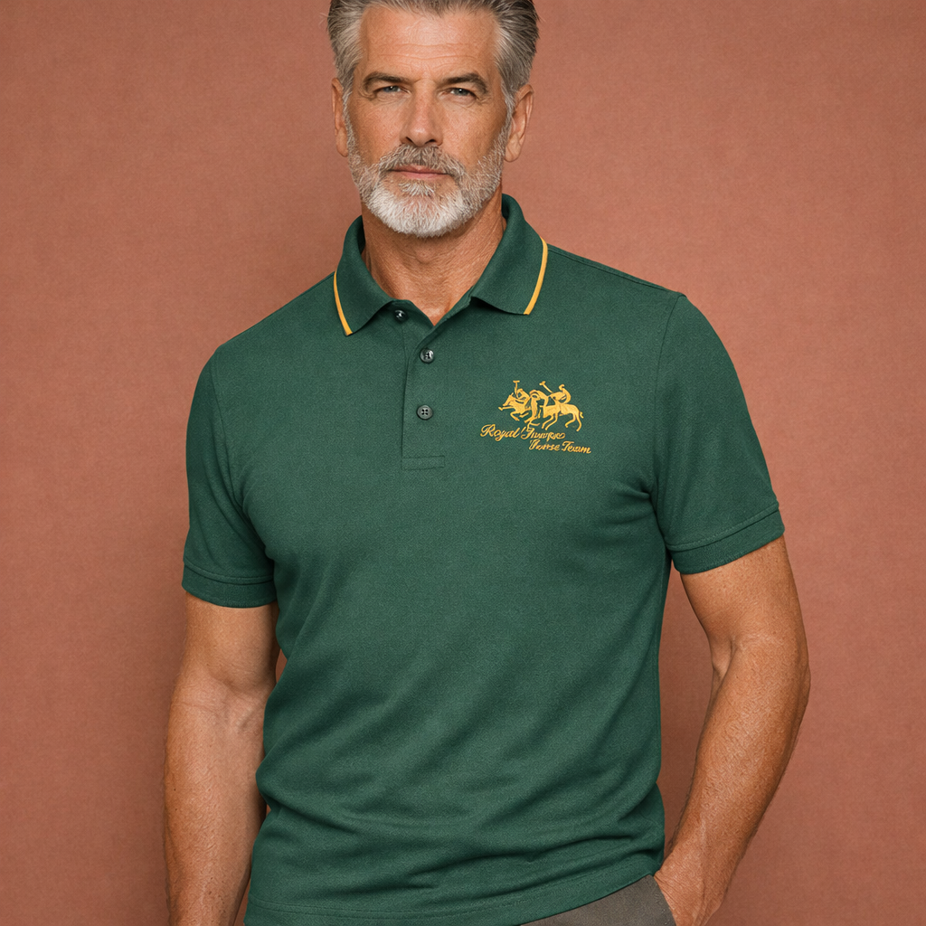 Heren polo in groen met minimalistisch design, zacht en comfortabel voor casual en stijlvolle outfits.