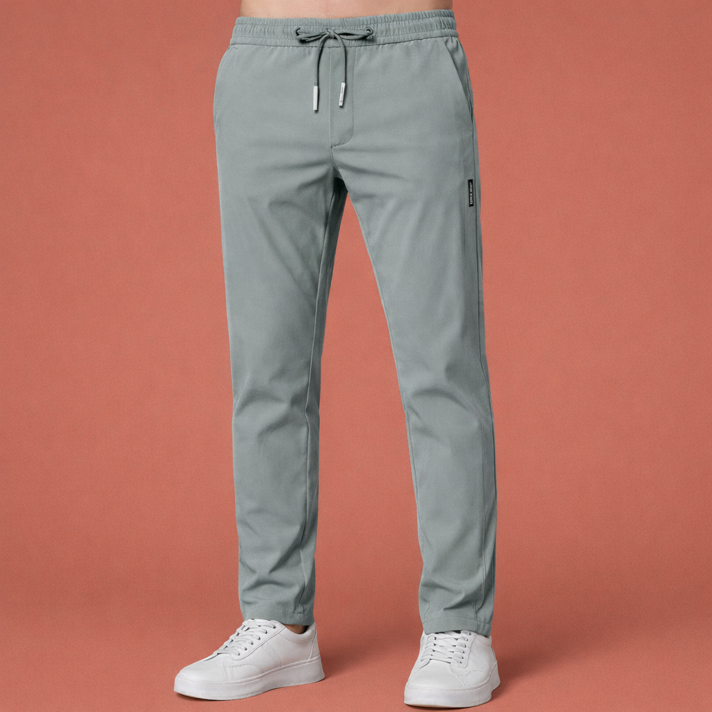 Heren broek in groen met minimalistisch design, zacht en comfortabel voor casual en stijlvolle outfits.