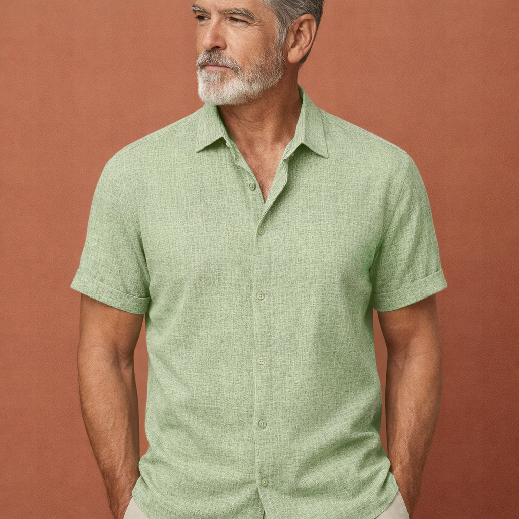 Heren zomershirt in groen met minimalistisch design, zacht en comfortabel voor casual en stijlvolle outfits.