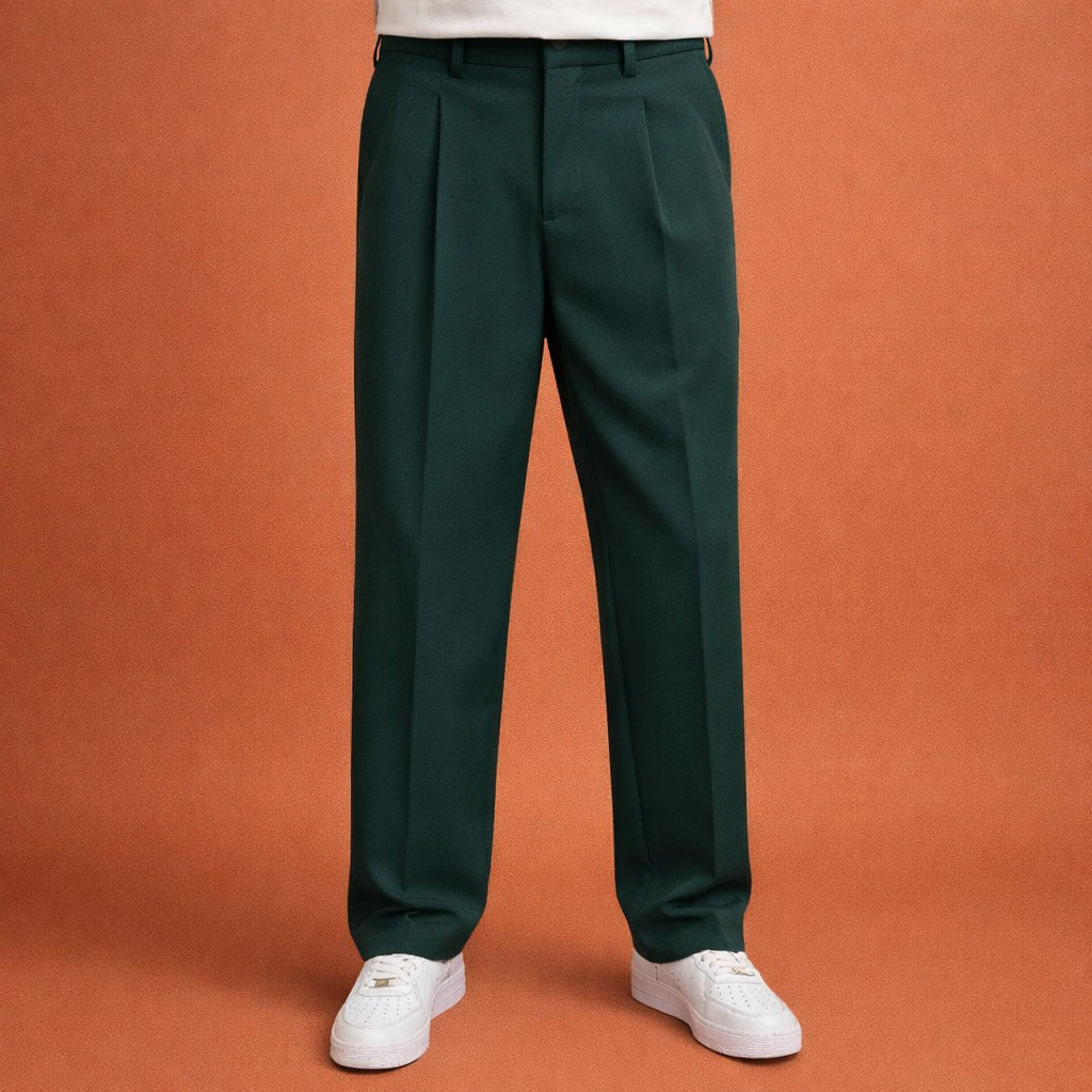 Heren broek in groen met minimalistisch design, zacht en comfortabel voor casual en stijlvolle outfits.