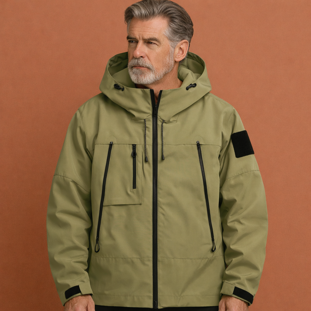 Groene herenjas met capuchon en meerdere zakken, geschikt voor dagelijks gebruik en frisse herfst- en winterdagen.