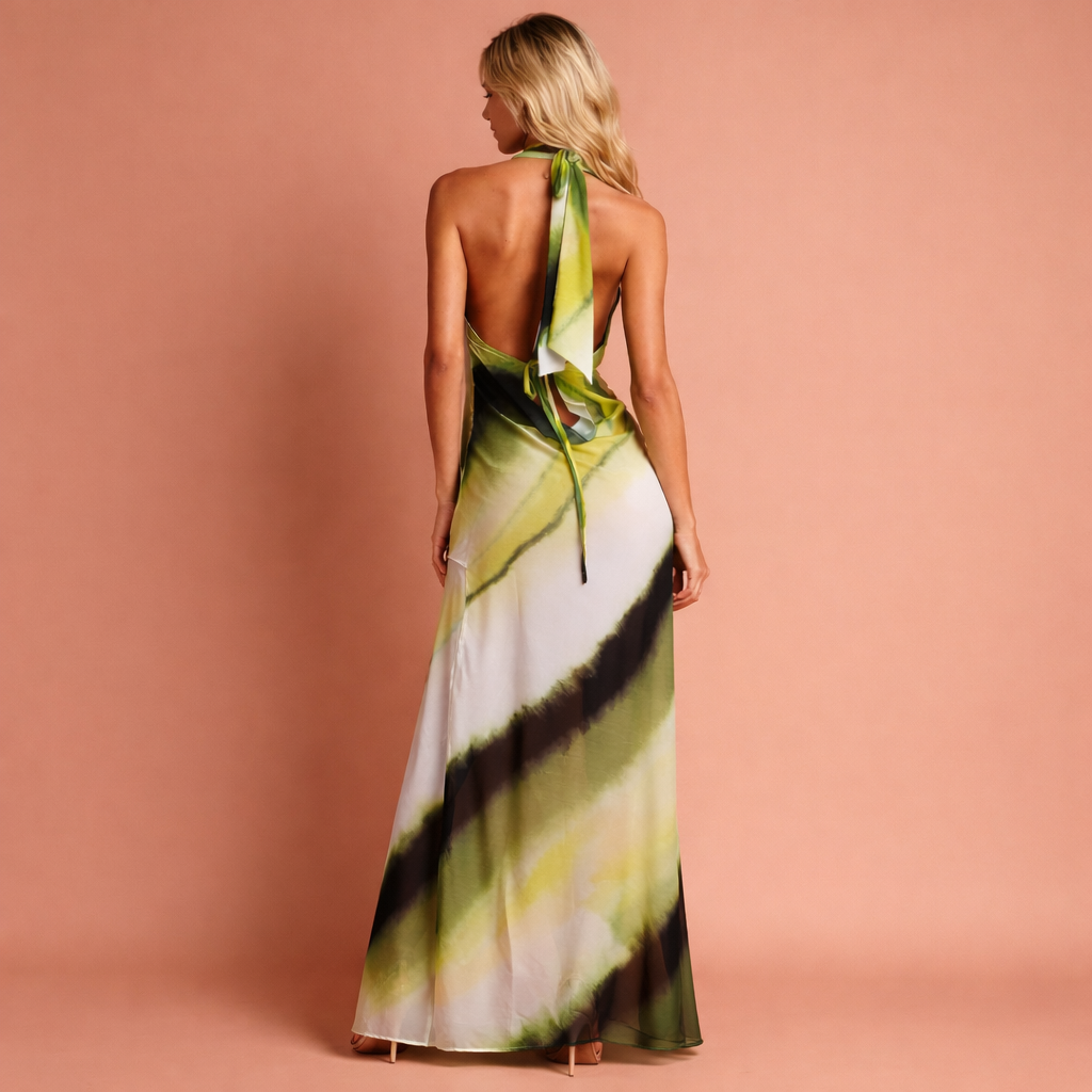 Groene lange halterjurk voor dames met watervalhals, perfect voor zomerse dagen, vakanties en elegante gelegenheden.1