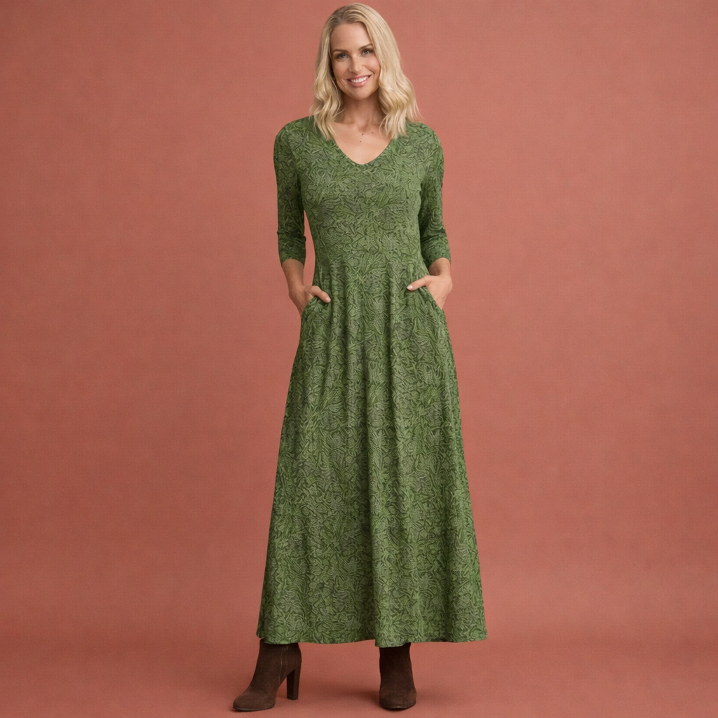 Groene lange damesjurk met retro patroon en V-hals, perfect voor zomerse dagen en casual chic gelegenheden.