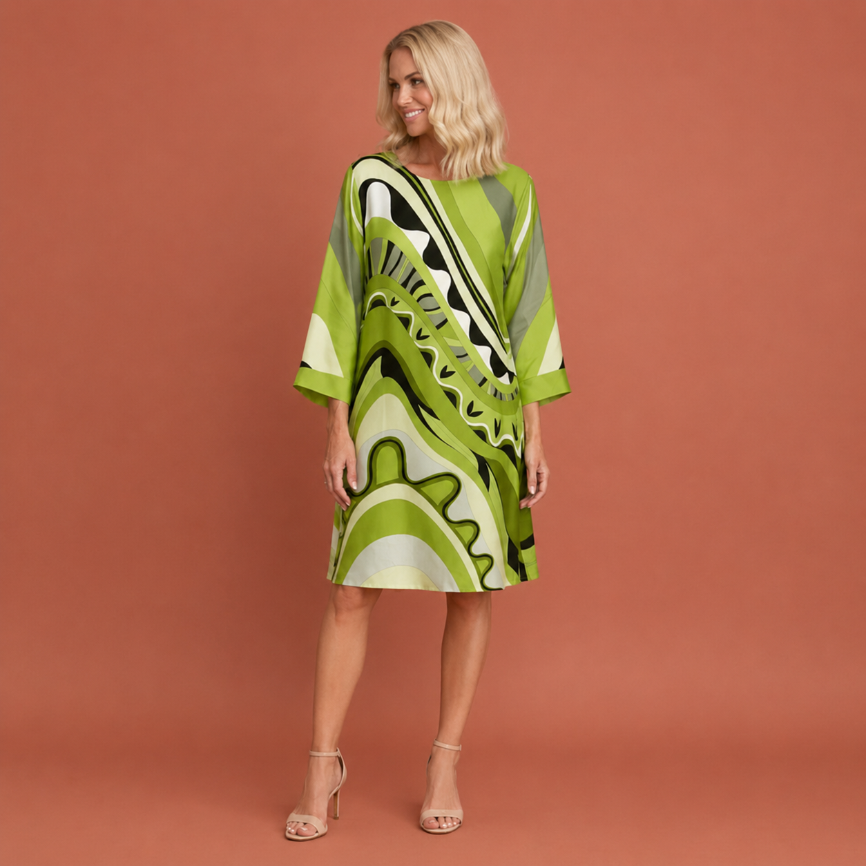 Dames zomerjurk in groen met minimalistisch design, zacht en comfortabel voor casual en stijlvolle outfits.