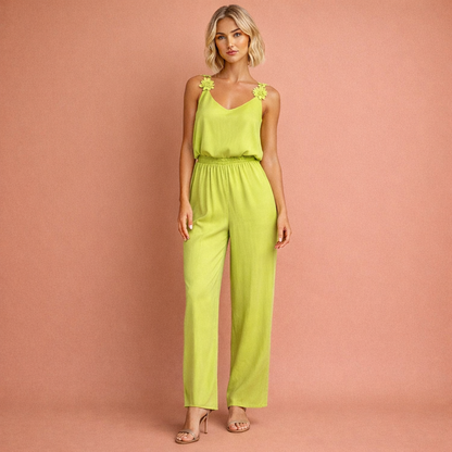 Groene stijlvolle dames jumpsuit met een flatterende pasvorm, ideaal voor feestelijke gelegenheden en een avond uit.