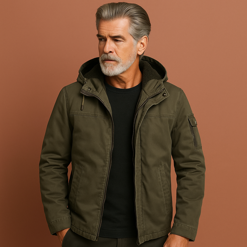 Groene winterjas voor heren met capuchon en bontvoering, perfect voor koude dagen en buitenactiviteiten.