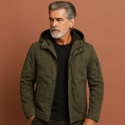 Groene winterjas voor heren met capuchon en bontvoering, perfect voor koude dagen en buitenactiviteiten.