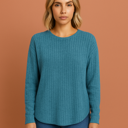 Hemelsblauwe damestrui met moderne pasvorm en stijlvolle uitstraling, zacht en ideaal voor koude dagen en casual outfits.