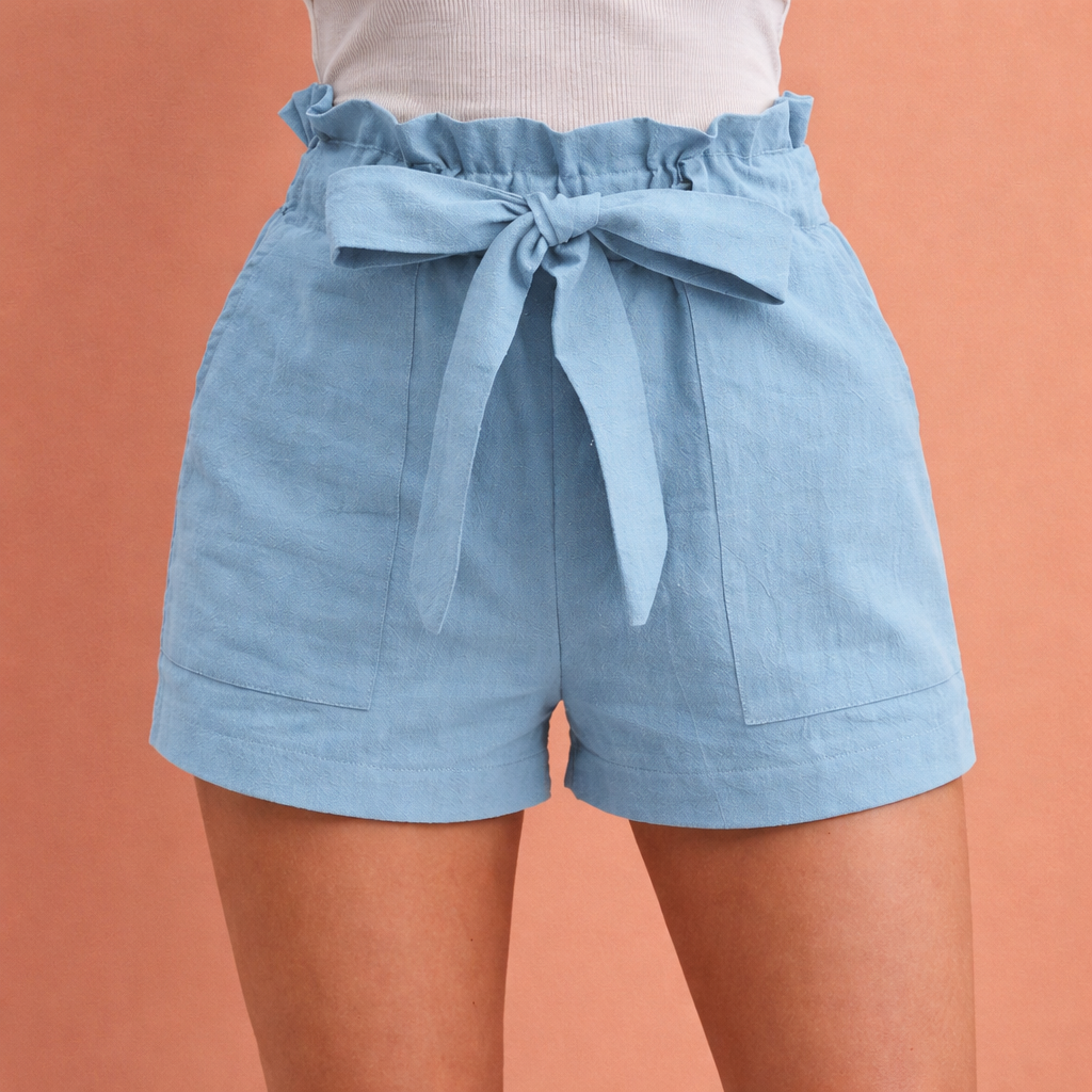 Dames linnen shorts in hemelsblauw met minimalistisch design, zacht en comfortabel voor casual en stijlvolle outfits.