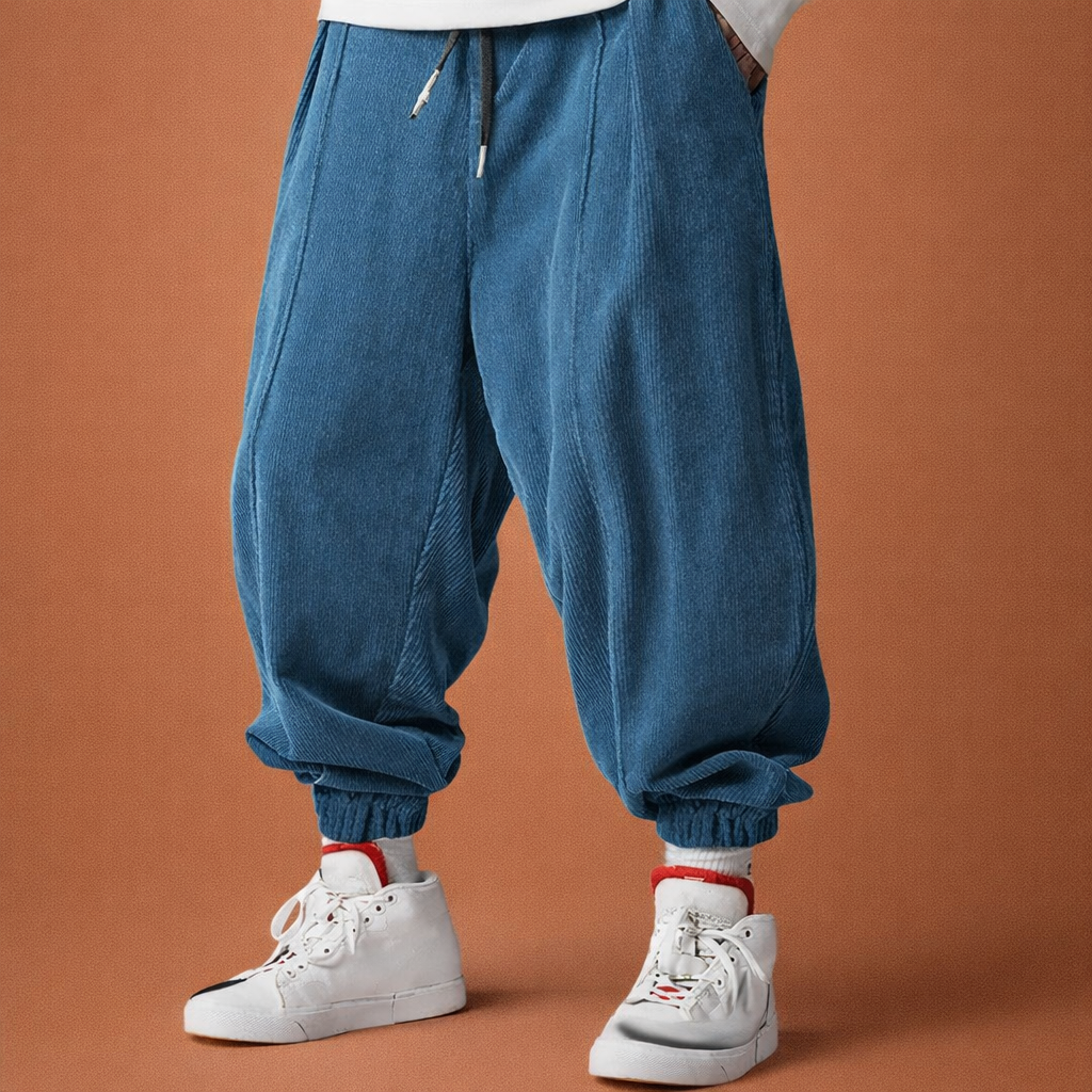 Heren joggerbroek in hemelsblauw met minimalistisch design, zacht en comfortabel voor casual en stijlvolle outfits.