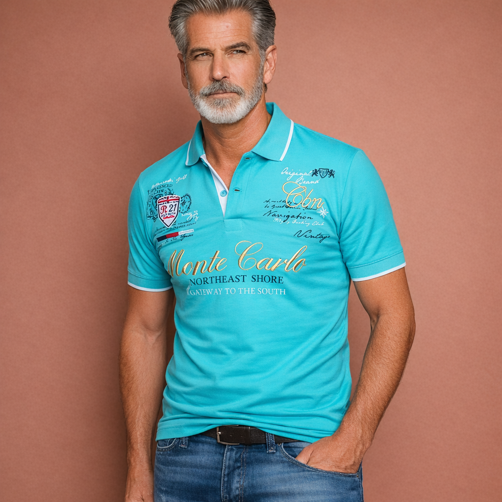 Heren polo in hemelsblauw met minimalistisch design, zacht en comfortabel voor casual en stijlvolle outfits.