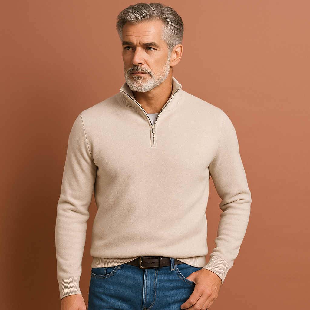 Ivoorwitte heren trui met V-hals en ritssluiting, stijlvol en comfortabel voor werk en vrije tijd.