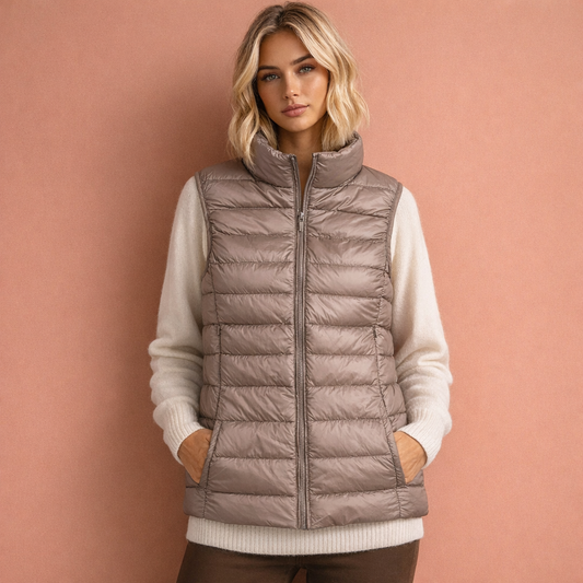 Kaki dames mouwloze bodywarmer met ritssluiting en comfortabele pasvorm, ideaal voor dagelijks gebruik en koude dagen.