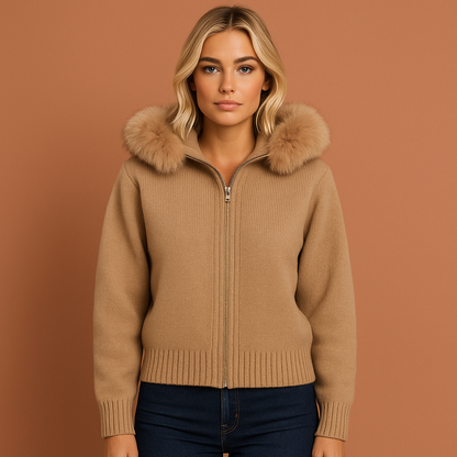 Lang damesvest in kamelkleur met capuchon en imitatiebont, zacht en comfortabel voor casual en stijlvolle winteroutfits.