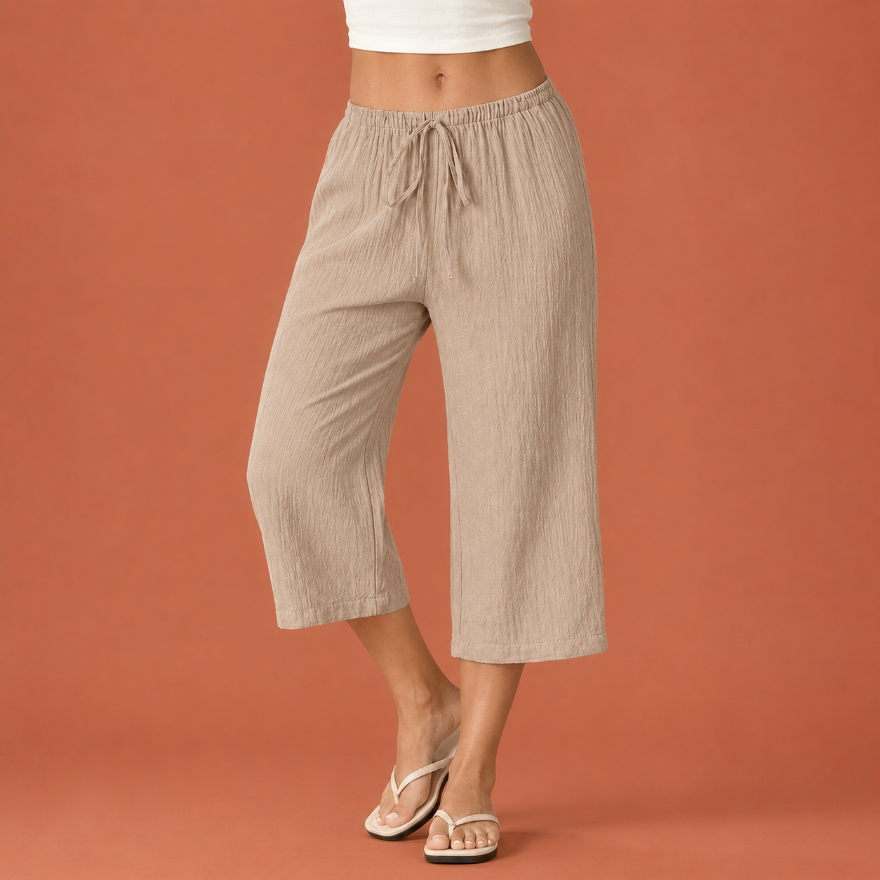 Dames cropped broek in khaki met minimalistisch design, zacht en comfortabel voor casual en stijlvolle outfits.
