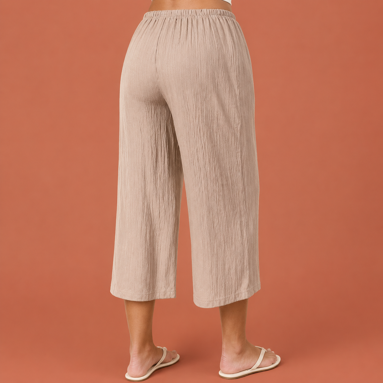 Dames cropped broek in khaki met minimalistisch design, zacht en comfortabel voor casual en stijlvolle outfits.